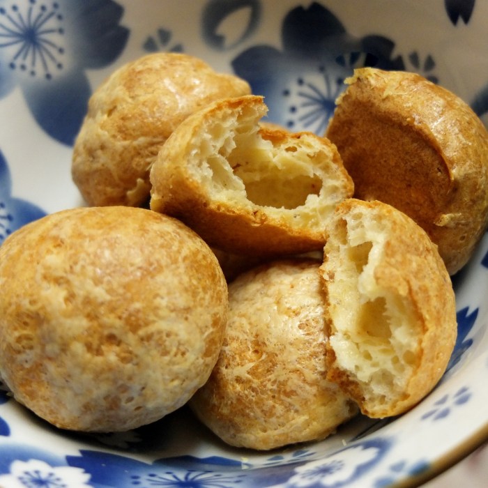 Cheese puffs - gougères