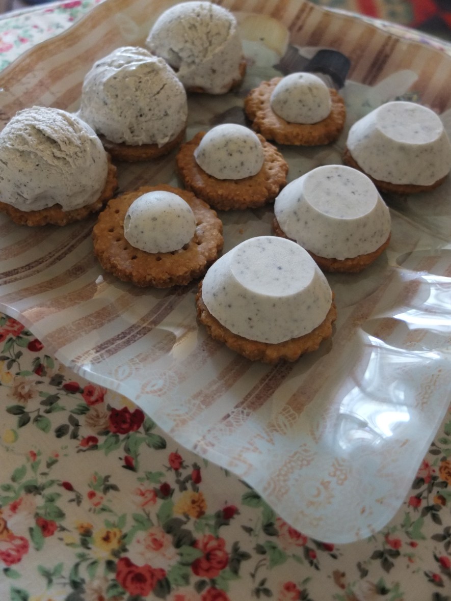 Healthy black sesame and yuzu ice-cream biscuits