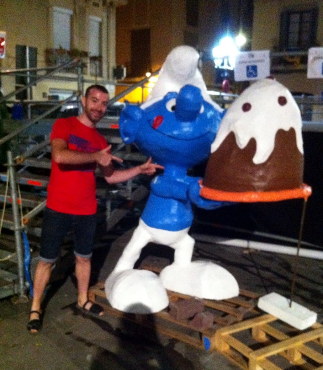 A smurf and a cake in la plaça de la vila