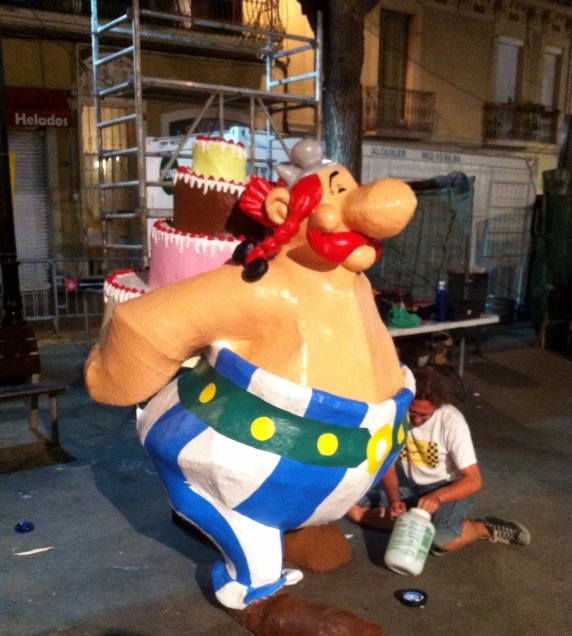 Obelix and a cake in la plaça de la vila