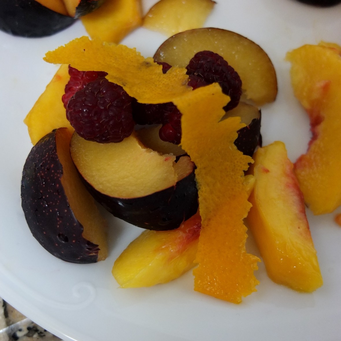Spiced fruit en papillote