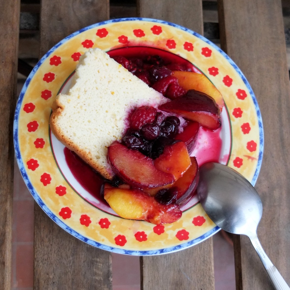 Japanese cheesecake with fruit en papillote