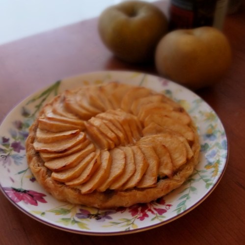 Shaping a puff pastry tart shell