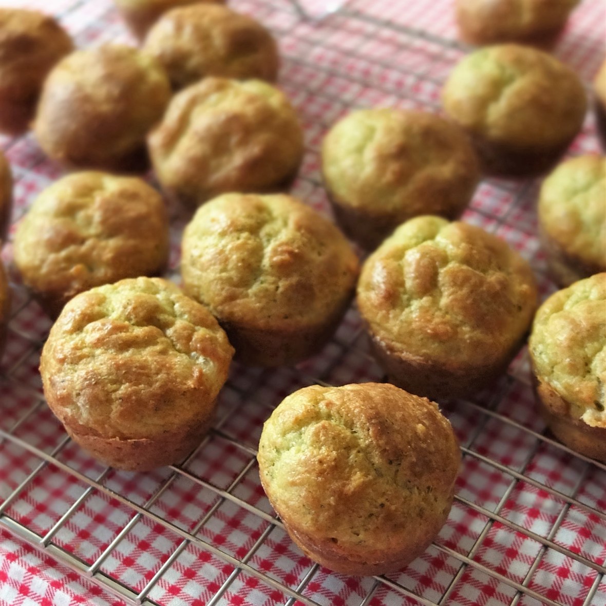 Pesto spelt savoury muffins for parties and picnics!