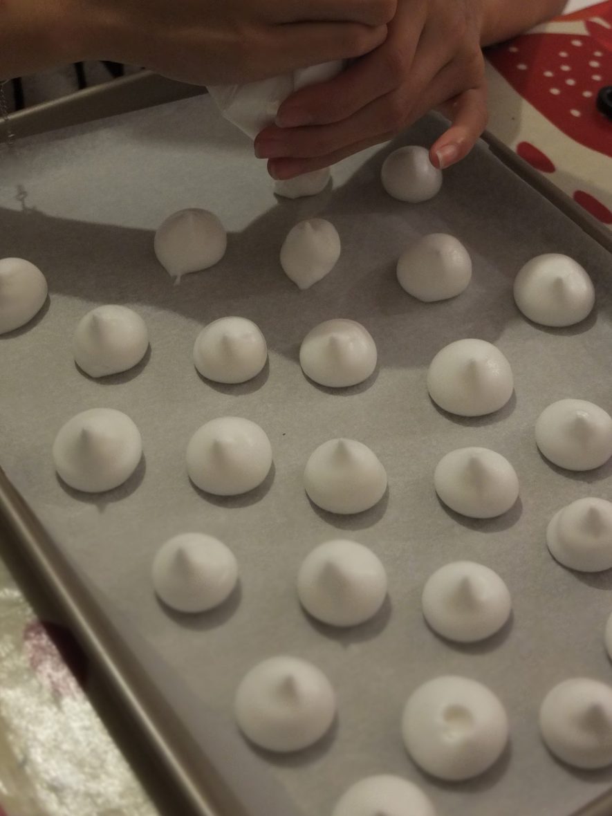 piping-vegan-striped-meringue-kisses