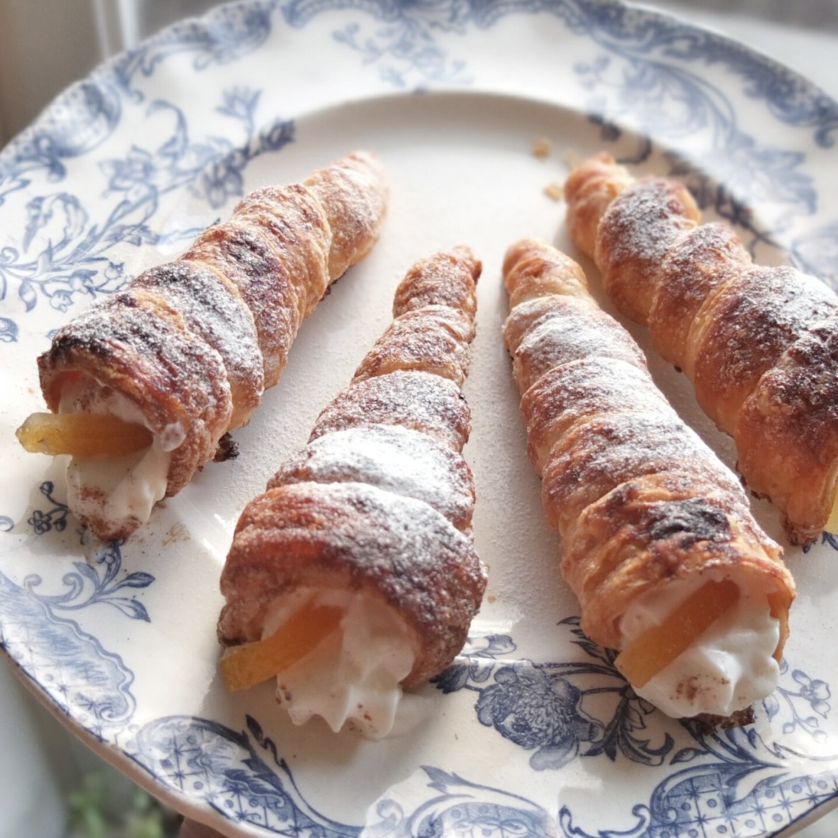 Cannoli cream horns