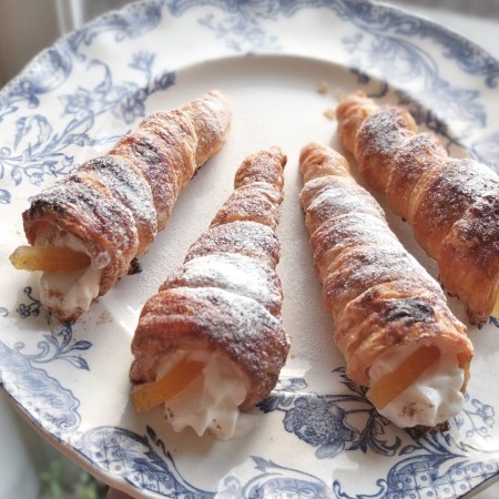 Cannoli cream horns