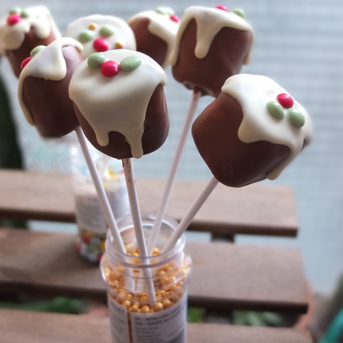 Christmas pudding chocolate marshmallow pops
