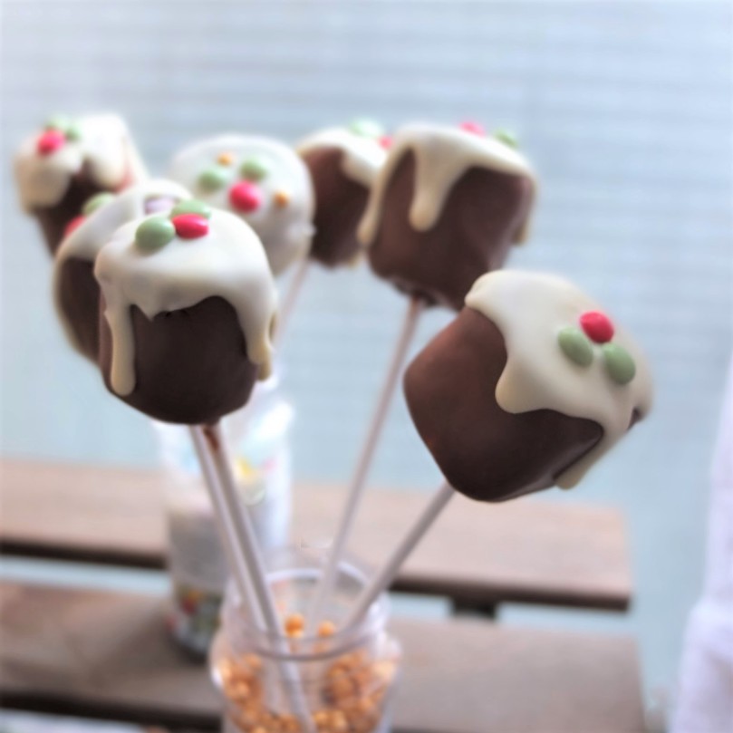 Christmas pudding chocolate marshmallow pops