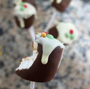 Christmas pudding chocolate marshmallow pops