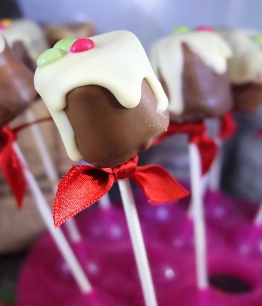 Christmas pudding chocolate marshmallow pops