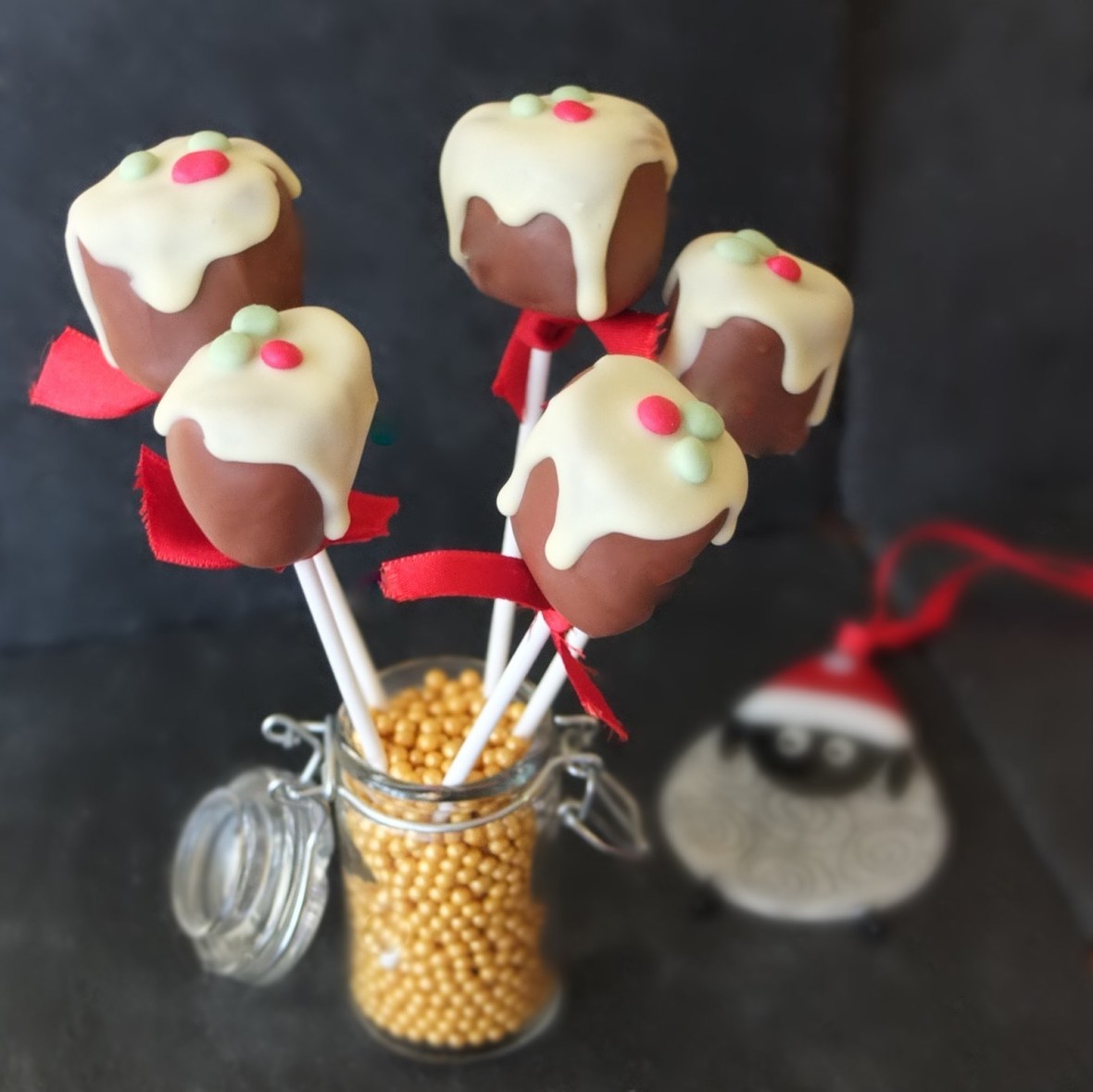 Christmas pudding chocolate marshmallow pops