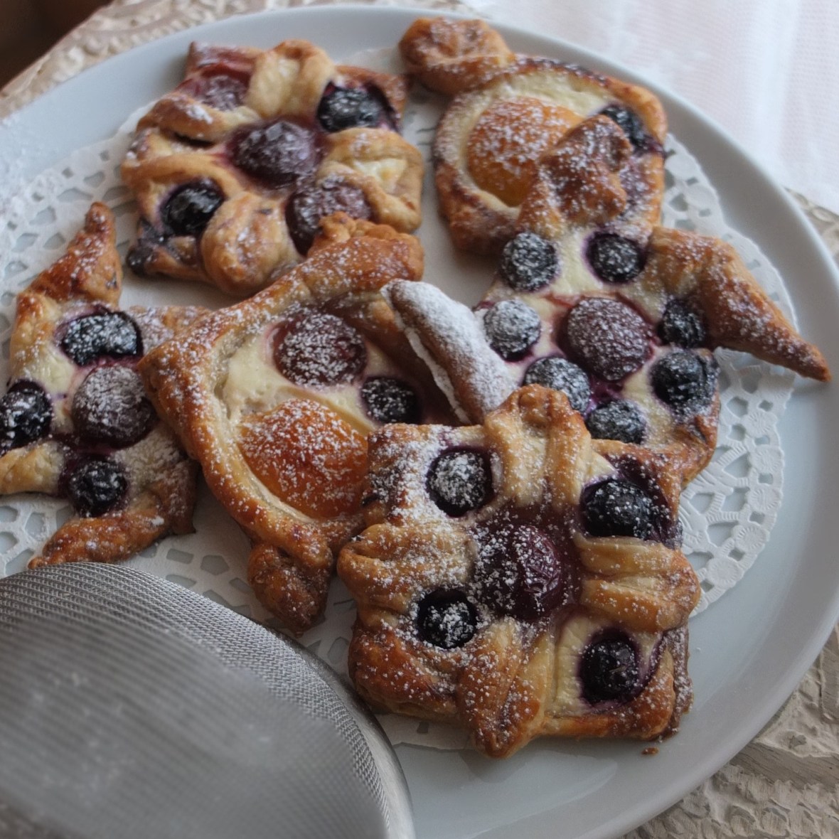 Fruit puff pastries with Quark and maple syrup