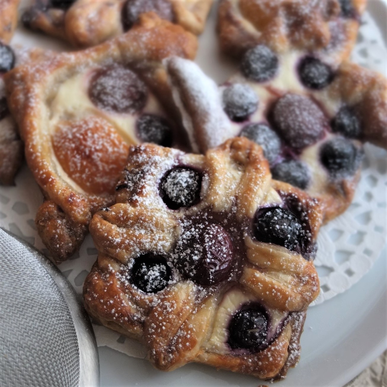 Fruit puff pastries with spelt puff, quark and maple syrup