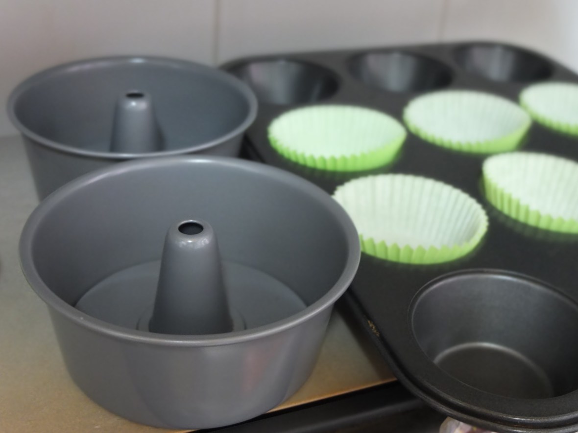 Mini chiffon tube moulds and cupcake liners in tin