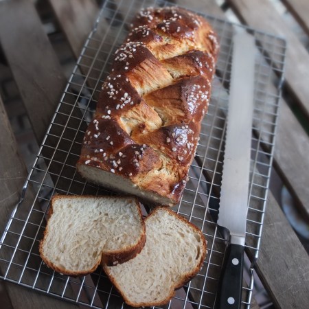Plaited brioche with white spelt flour