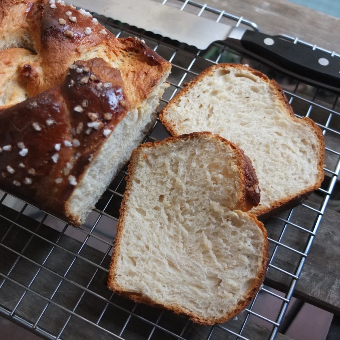 Plaited brioche with white spelt flour