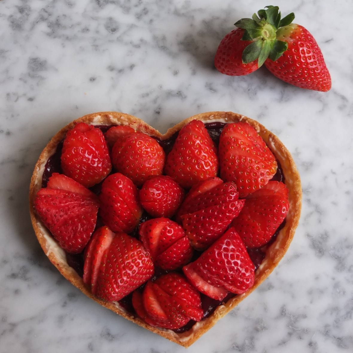 Strawberry tart with vegan blackcurrant curd