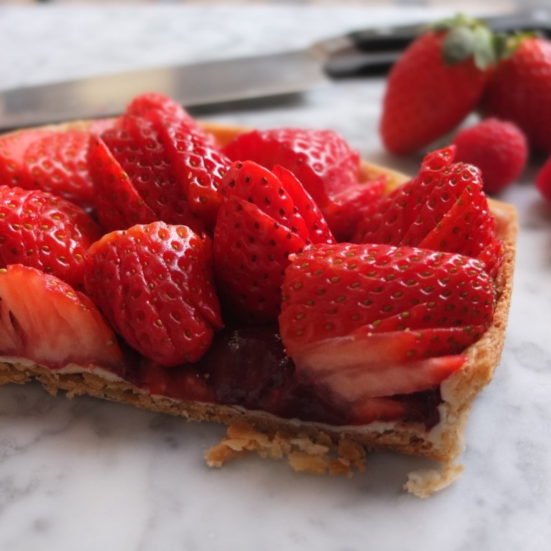Strawberry tart with vegan blackcurrant curd