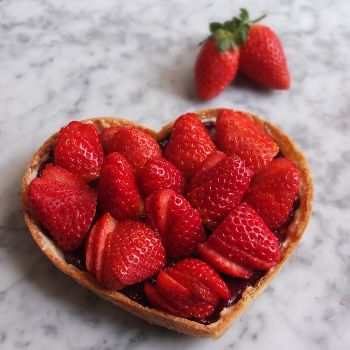 Strawberry tart with vegan blackcurrant curd