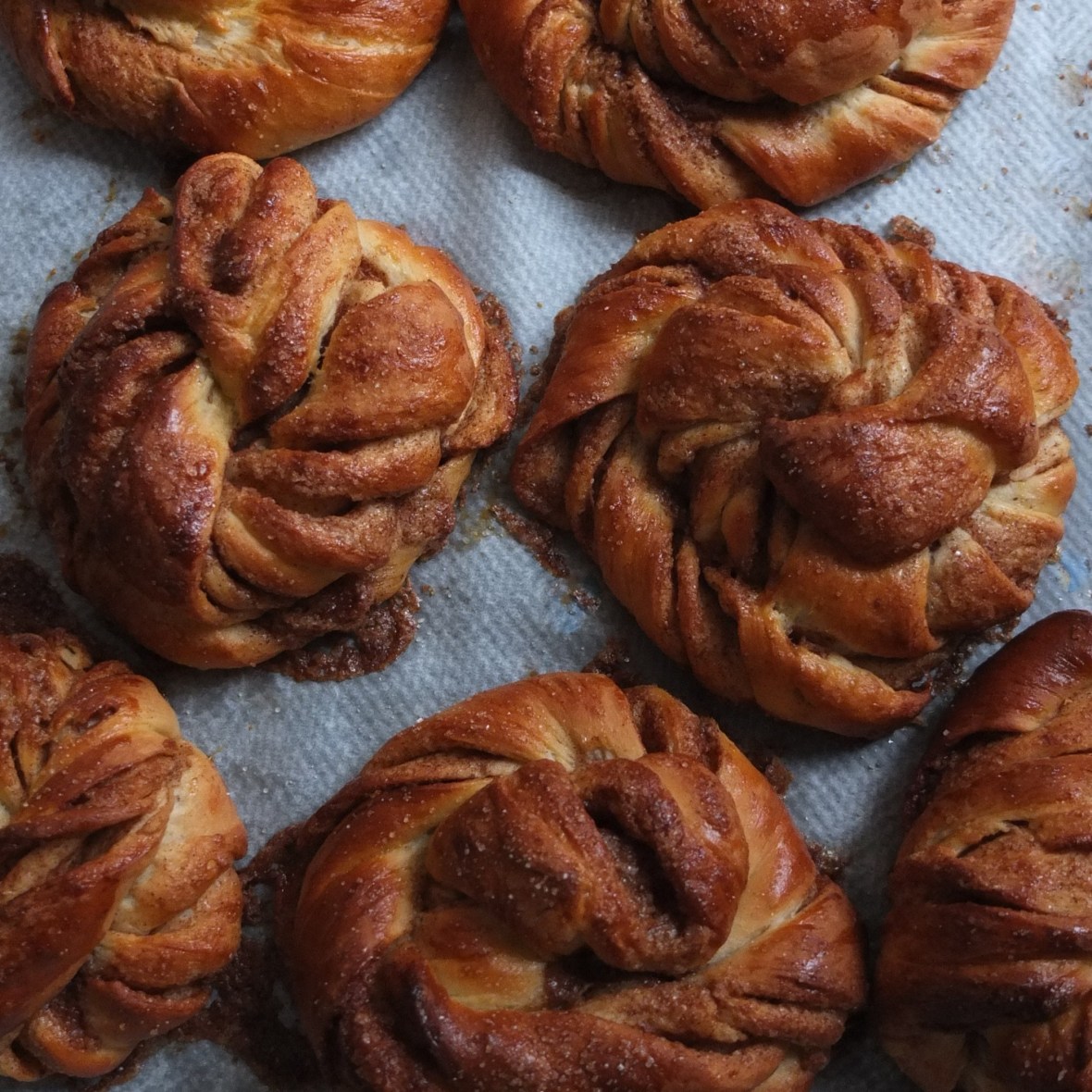 Kanelsnurrer - Scandinavian cinnamon twist buns