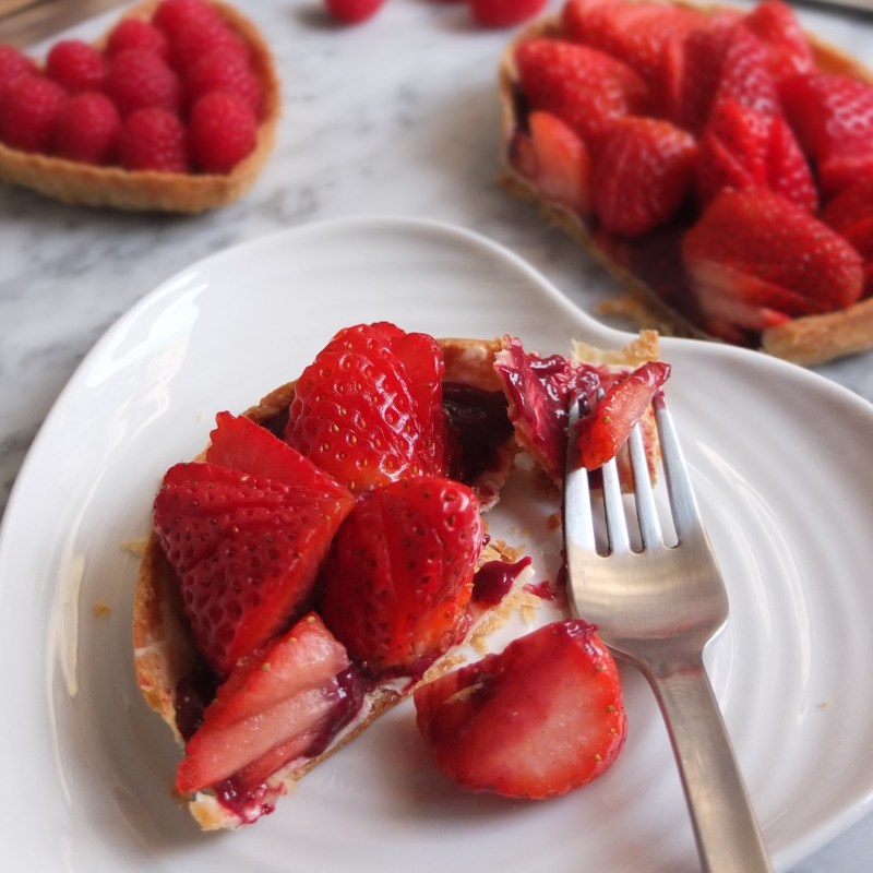 Healthier strawberry tart with vegan blackcurrant curd