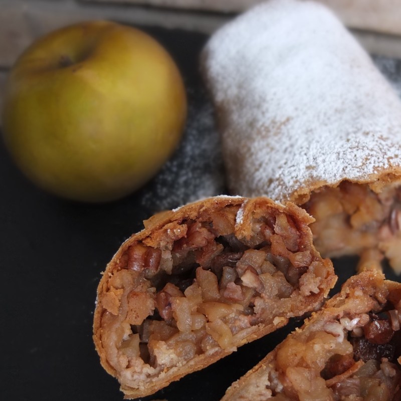 Lower-gluten apple strudel