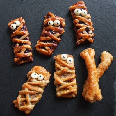 Halloween yummy mummy puffs