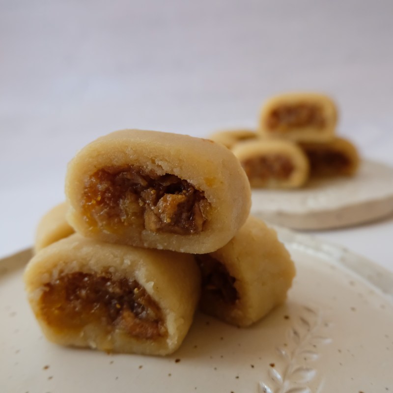 Healthy raw fig and apricot rolls