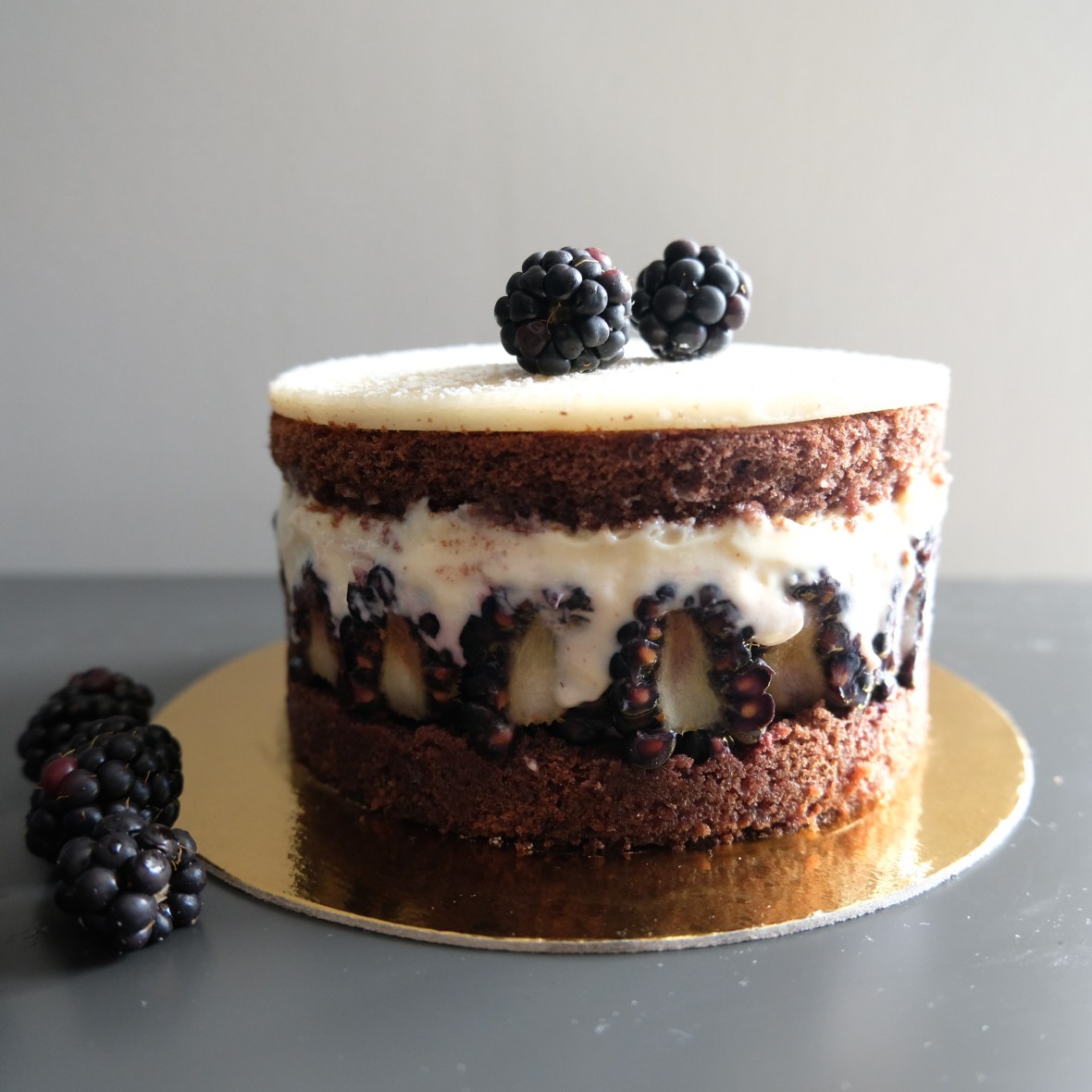 Blackberry and chocolate layer cake - Mûrier