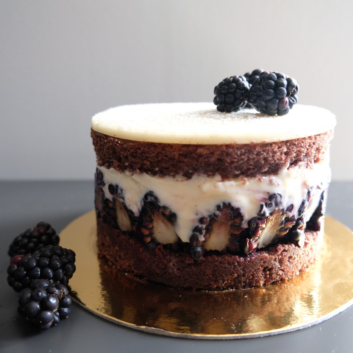 Blackberry and chocolate layer cake - Mûrier