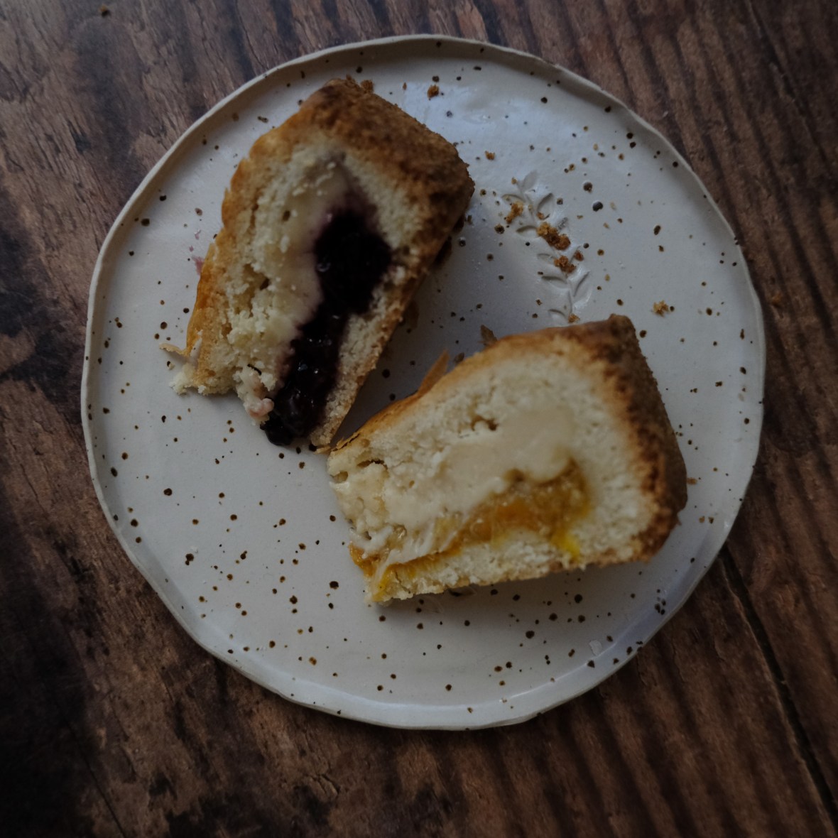 Slices of mandarin and black cherry Gâteaux Basques