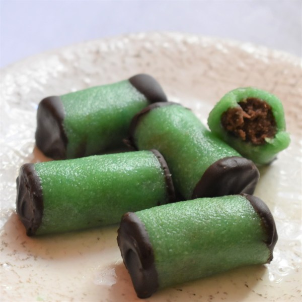 Vacuum cleaner cakes, Swedish dammsugare or punsch-rolls