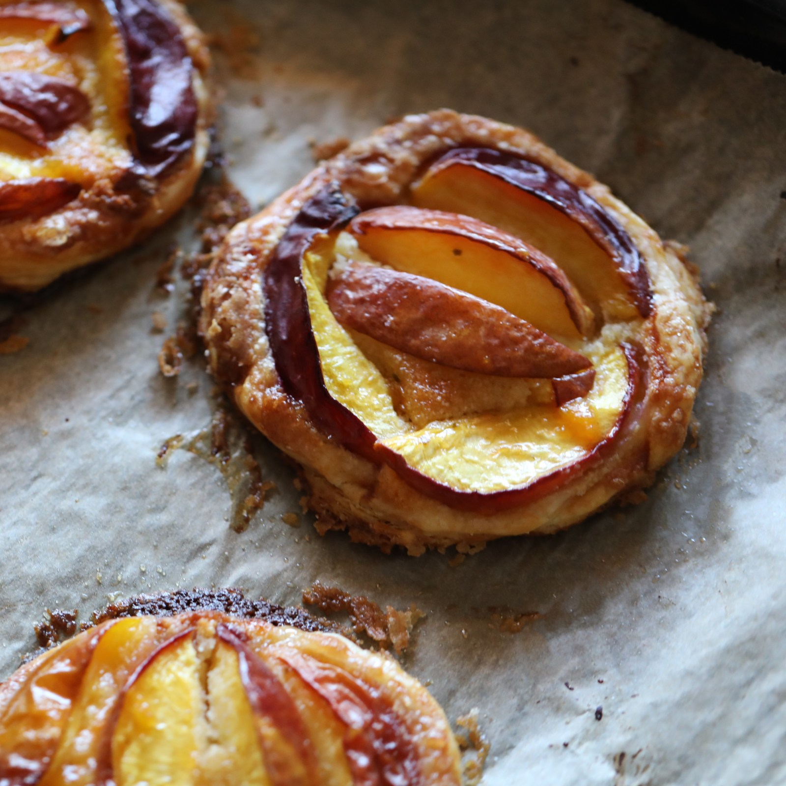Caramelised puff pastry nectarine tarts recipe! lili's cakes